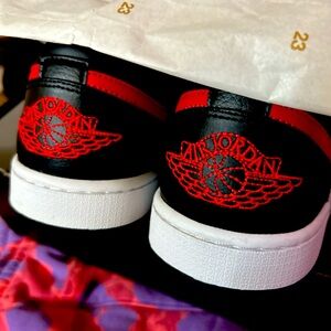 Air Jordan 1 Low Mens Size 9.5 Brand New In Original Box